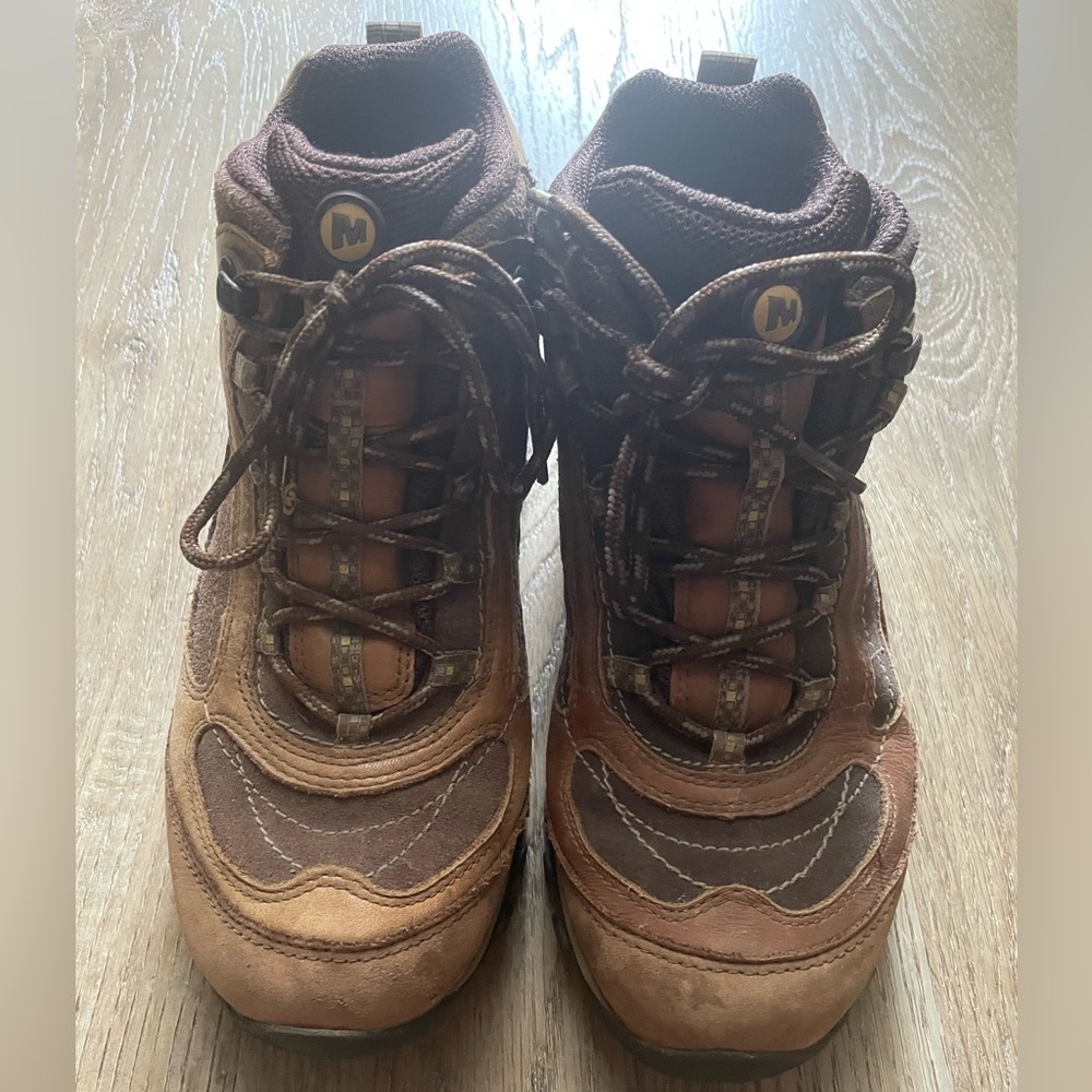*SOLD* Merrell Women’s Hiking Boots — Size 7